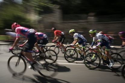 Un grup de ciclistes puja la muntanya de Montjuïc, la darrera etapa de la Volta Catalunya. 
