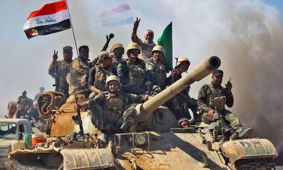 Las fuerzas iraqu&iacute;es, respaldadas por combatientes de las unidades de movilizaci&oacute;n popular Hashed al-Shaabi, avanzan hacia el basti&oacute;n del grupo isl&aacute;mico (IS) de Hawija el 4 de octubre de 2017.