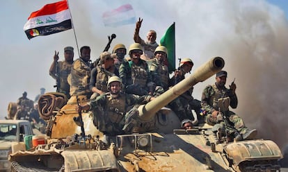 Las fuerzas iraquíes, respaldadas por combatientes de las unidades de movilización popular Hashed al-Shaabi, avanzan hacia el bastión del grupo islámico (IS) de Hawija el 4 de octubre de 2017.