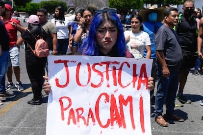 Una mujer sostiene un cartel en el que pide justicia por la desaparición y muerte de la pequeña Camila. 