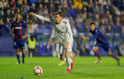 Gareth Bale, anota su segundo gol para el Real Madrid, de penalti.
