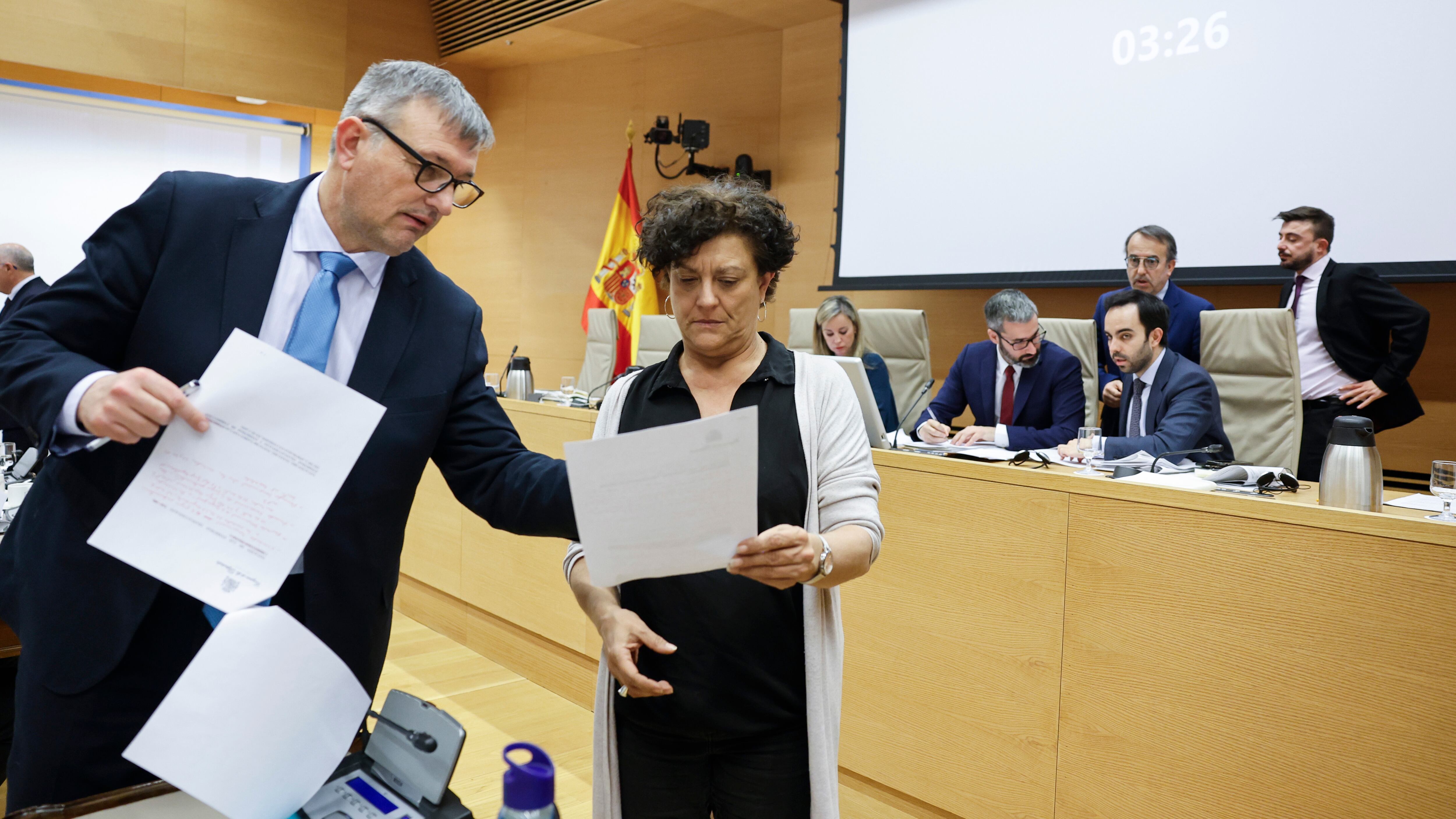 La portavoz de Justicia de Esquerra Republicana (ERC) en el Congreso, Pilar Vallugera, y el diputado de Junts, Josep Maria Cervera, conversan durante la reunión de la Comisión de Justicia, este jueves en el Congreso de los Diputados.