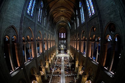 Vista de la nave central de la catedral de Notre Dame de París.