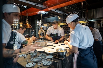Chefs preparan los platos para los comensales, en el restaurante El Chato.