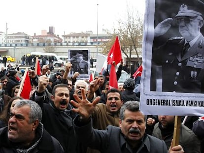 Manifestantes turcos apoyan al general retirado Ismail Hakki Karadayi.