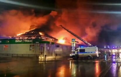 Los servicios de emergencia trabajan en el lugar del incendio en la localidad de Kostromá.