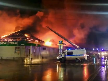 Los servicios de emergencia trabajan en el lugar del incendio en la localidad de Kostromá.