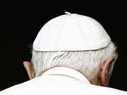 El papa Benedicto XVI deja el balcón tras un discurso dirigido a las masas en el Vaticano.