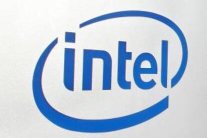 Igual que otras muchas compañías del sector informático y tecnológico, Intel está en medio de una transición de los ordenadores personales a los dispositivos móviles (teléfonos inteligentes y tabletas). EFE/Archivo