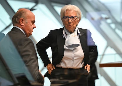 Christine Lagarde, presidenta del Banco Central Europeo (BCE) junto con el vicepresidente de la entidad,  Luis de Guindos, en la sede del BCE en Fráncfort, Alemania.