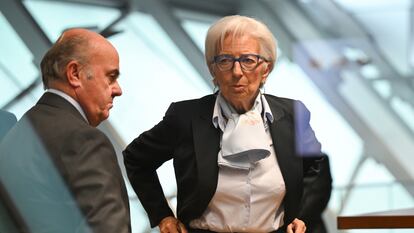 Christine Lagarde, presidenta del Banco Central Europeo (BCE) junto con el vicepresidente de la entidad,  Luis de Guindos, en la sede del BCE en Fráncfort, Alemania.