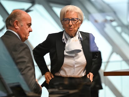 Christine Lagarde, presidenta del Banco Central Europeo (BCE) junto con el vicepresidente de la entidad,  Luis de Guindos, en la sede del BCE en Fráncfort, Alemania.