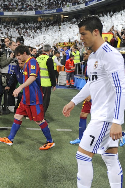 El portugués del Madrid y el argentino del Barcelona entran al campo. El clásico también es el duelo entre las dos estrellas del fútbol mundial.