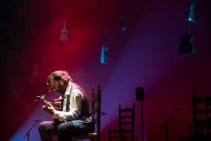 Josemi Carmona, en el escenario de Baluarte de Pamplona con el espectáculo Alzapúa II del festival Flamenco on Fire.