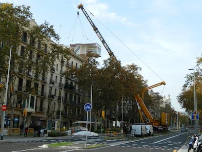 Los módulos se colocan en la cubierta del edificio situado en paseo de Sant Joan, 59, en Barcelona.