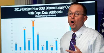 El director de presupuestos de la Casa Blanca, Mick Mulvaney, el pasado lunes, presentándolos.