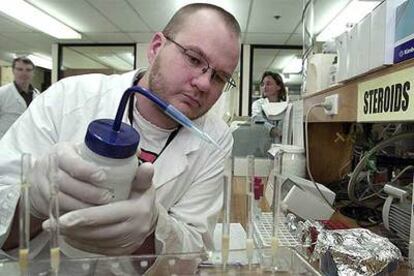 Un técnico en un laboratorio antidopaje en Australia.