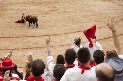 Aficionados jalean al diestro durante una corrida en la plaza de toros de Pamplona.