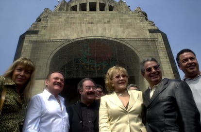 Silvia Pinal durante un homenaje organizado por el PRI capitalino a ella y al pintor José Luis Cuevas (segundo a la izquierda) en la explanada del monumento a la Revolución, en Ciudad de México, en 2003.