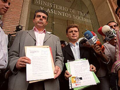 Alberto Pérez, de UGT, y José Luis Sánchez, de CC OO, al entregar ayer en Trabajo el aviso de huelga.