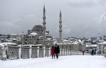 Se trata de la nevada más fuerte registrada en Estambul en 28 años, asegura el diario "Hürriyet", y que ha cubierto con una capa de 20 a 30 centímetros de nieve los distritos céntricos y hasta con 70 centímetros algunos barrios periféricos de la capital del Bósforo, que tiene más de 14 millones de habitantes.