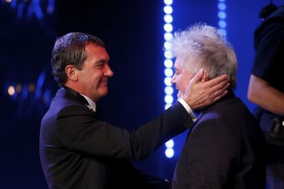 Antonio Banderas se abraza al director manchego Pedro Almodóvar tras recibir el Goya de Honor.