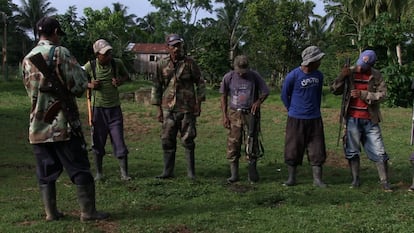 Tropa del movimiento armado miskito. Las tierras que los miskitos ocupaban para sembrar están hoy bajo dominio de colonos, así como las minas de oro de las cuales extraían artesanalmente el mineral. Las fuentes para el sustento alimenticio se han visto así reducidas significativamente.



