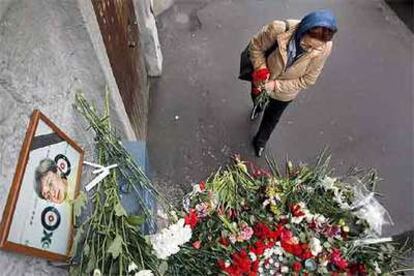 Una mujer deposita un ramo de flores en el lugar donde fue asesinada Anna Politkóvskaya.