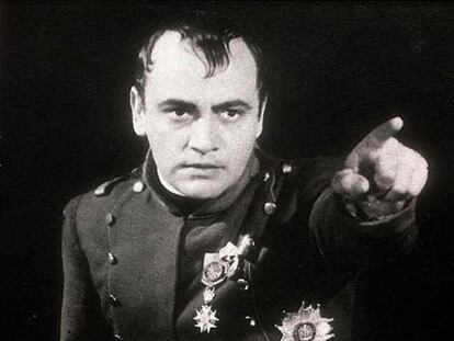 Raymond Pellegrin, en <i>Napoleón,</i> de Sacha Guitry (1954).