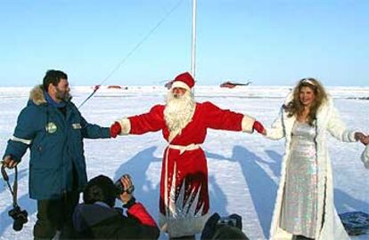 La miss rusa Natalia Lyeberman, un Papá Noel y el científico James Osse, en el Polo Norte el pasado domingo.