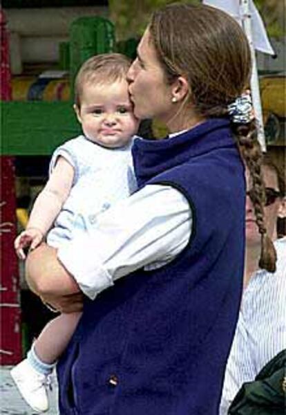 La infanta Elena, ayer, con su hija Victoria Federica.