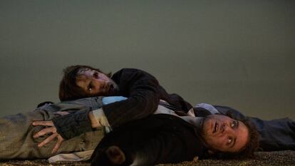 Los protagonistas de 'Esperant Godot', Nao Albet y Pol López, en una escena de la obra.