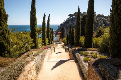 Un jardín junto a un acantilado en la Costa Brava.