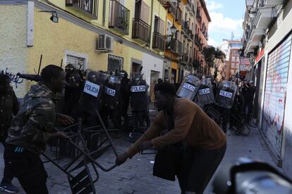 Enfrentamientos entre ciudadanos y policía tras la concentración por la muerte de un ciudadano senegalés en Lavapiés.