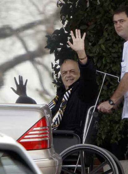 José Luis Moreno, al salir ayer de la clínica Ruber Internacional.