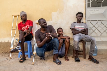 Un grupo de sudaneses se recupera en Uchda tras saltar la valla de la frontera con Argelia.