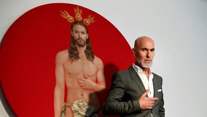 El artista Salustiano García posa junto a su pintura del póster oficial de la Semana Santa de Sevilla de 2024.