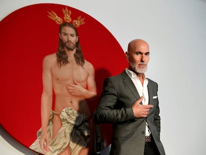 El artista Salustiano García posa junto a su pintura del póster oficial de la Semana Santa de Sevilla de 2024.