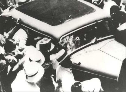 La carrera delictiva de Bonnie y Clyde terminó la madrugada del 23 de mayo de 1934, cuando una patrulla de agentes de Tejas les tendió una emboscada en una polvorienta carretera cercana a Sailes (Luisiana). Su automóvil, acribillado (en la foto), concitó la curiosidad de los ciudadanos.