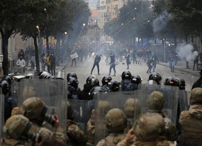 La policía antidisturbios dispara gases lacrimógenos en un enfrentamiento contra un grupo de manifestantes, en el centro de Beirut (Líbano). 
