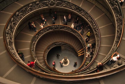 Esta escalera de caracol de los Museos Vaticanos fue construida en 1932 por Giuseppe Momo. Por encima de la construcción, una roseta octagonal de cristal permite la entrada de luz natural. Su doble hélice con dos rampas hace que su longitud parezca mayor. Existe otra escalera famosa en los Museos Vaticanos, pero cerrada al público, que se suele confundir con esta. Se trata de la creación de Donato Bramante, que vivió a caballo entre los siglos XV y XVI, y en la que esta de Giuseppe Momo está inspirada.