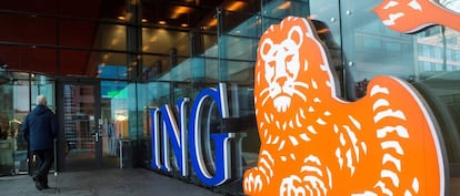 Un hombre pasea por delante de una de las oficinas de ING