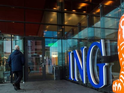 Un hombre pasea por delante de una de las oficinas de ING