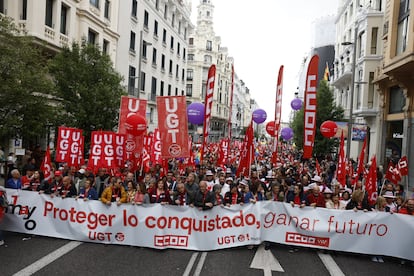 Cabecera de la manifestación del Primero de Mayo que recorre el centro de Madrid, este jueves. 