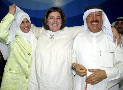 Aseel al-Awadhi celebra con sus padres el resultado de las elecciones