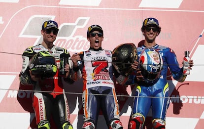 Márquez, en el podio junto a Cal Crutchlow y Alex Rins, segundo y tercero respectivamente.