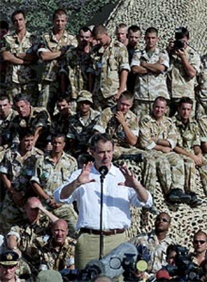 Tony Blair se dirige en octubre a las tropas británicas estacionadas en el norte de Omán.