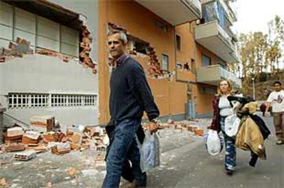 Imagen que presentaban hoy algunas calles de Santa Venerina, en Sicilia, tras sufrir las consecuencias del terremoto.