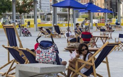 Los vecinos del barrio descansan en las hamacas de esta &#039;playa&#039; improvisada en Gl&ograve;ries