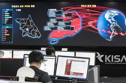 Según el FBI, los ataques más graves de Corea del Norte incluyen el reciente 'WannaCry' ransomware, que infectó cientos de miles de computadoras en mayo y paralizó partes del Servicio Nacional de Salud de Gran Bretaña. Se ha relacionado con ataques al banco central de Bangladés el año pasado y a bancos en Corea del Sur desde 2013. También se produjo el hackeo de 2014 de Sony Pictures con el lanzamiento de 'The Interview', una comedia negra que retrató gráficamente a un Kim Jong Un muerto. En la foto, empleados de la Agencia de Internet y Seguridad de Corea en Seúl (Corea del Sur) monitorean posibles ataques cibernéticos de randsomware, el 15 de mayo de 2017.